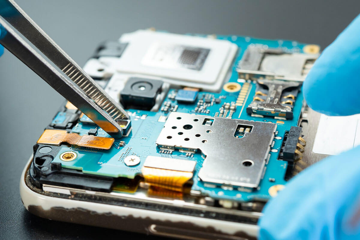 How are Components Connected in a PCB